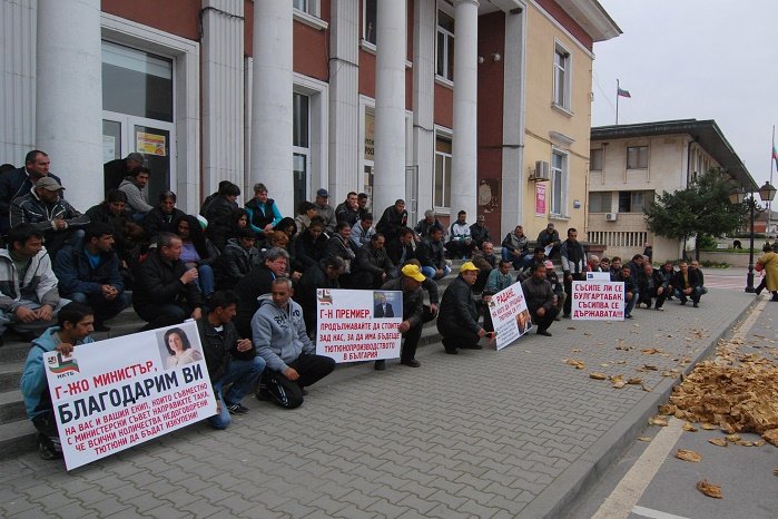 Тютюневи синдикати в режисирана защита на "Булгартабак“, други на протест