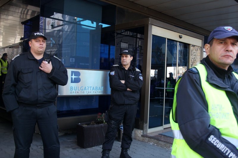 Полицаи охраняват входа на "Булгартабак", където заседават акционерите, сн. БГНЕС