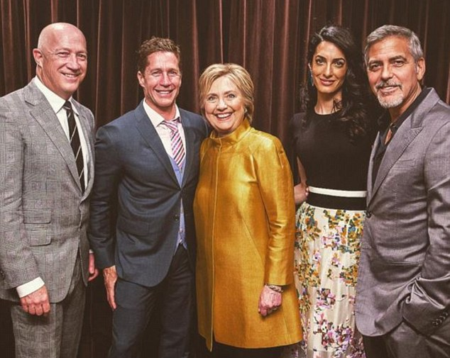 Хилари Клинтън (в средата) заедно с Джордж Клуни и съпругата му Амал (в дясно)