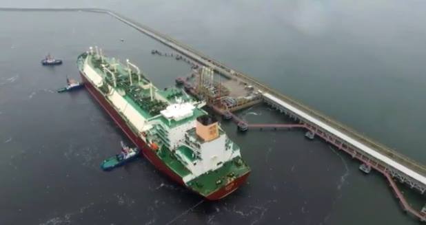Акостиралият на полския LNG-терминал катарски танкер
