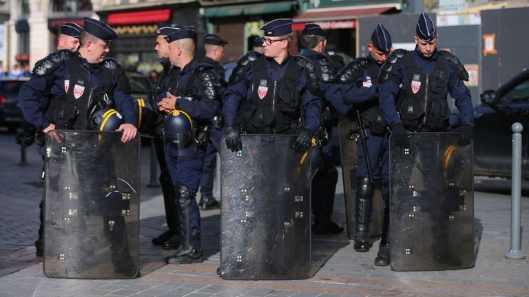 Над 320 ареста е извършила френската полиция през последните шест дни