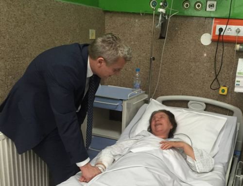 Министър Москов "проучва" удовлетвореността на пациентка от лечението.