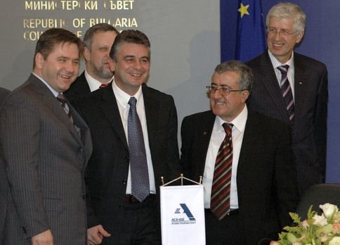 Велков и Папазян (двамата в средата) подписаха споразумението с руснаците за строежа на АЕЦ "Белене".