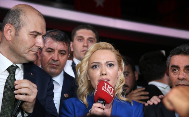 Водещата на телевизия TRT Тайджен Карас, която бе принудена да прочете изявлението на военните за преврата.