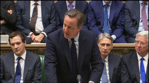 Дейвид Камерън говори в парламента в Лондон, зад него министрите на финансите Джордж Озбърн и на външните работи Филип Хамънд