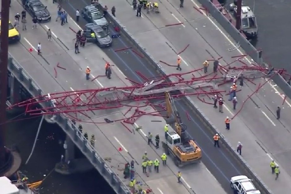 Кран падна върху мост в Ню Йорк