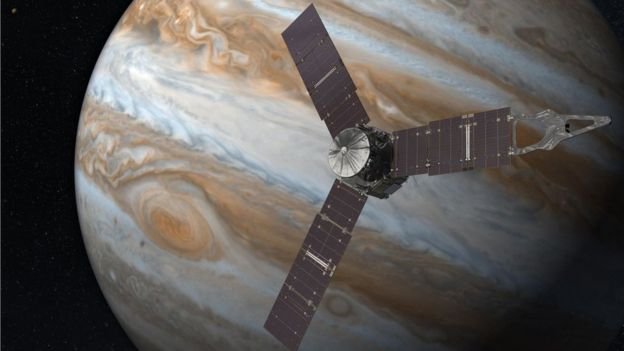 Сондата "Джуно" изпрати първите си снимки от Юпитер