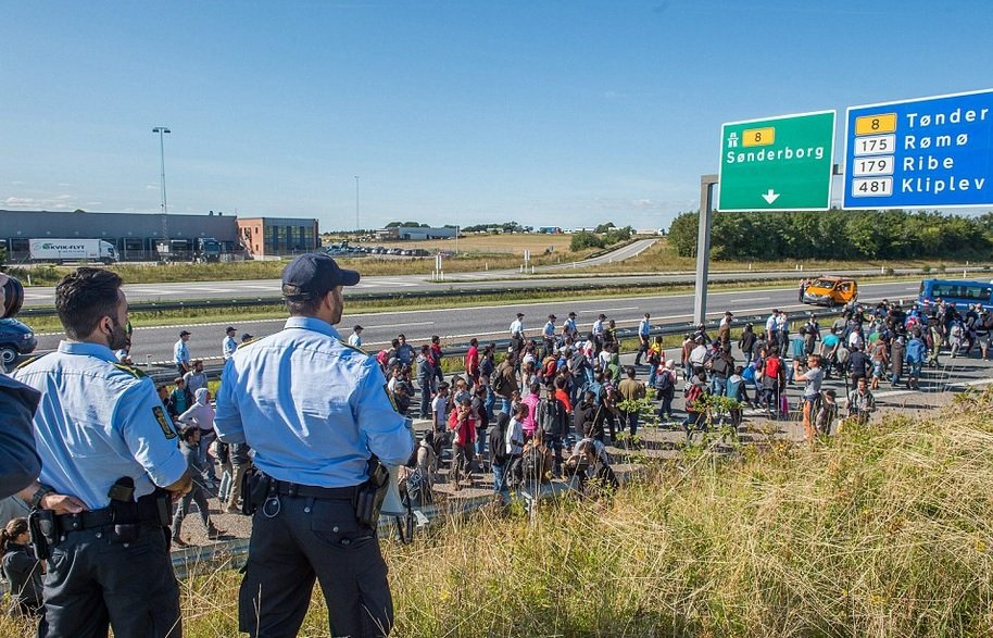 Швеция намали наполовина прогнозите си за броя на търсещите убежище тази година