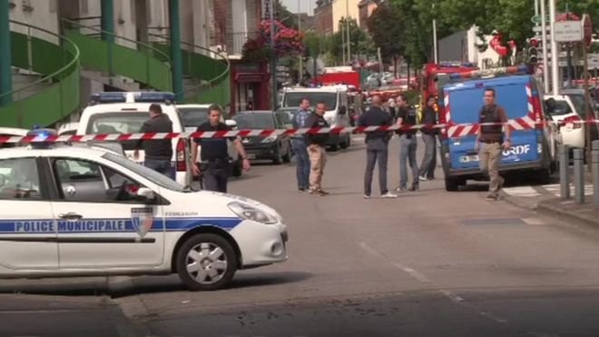 Терористичен акт със заложници и убит свещеник във френска църква
