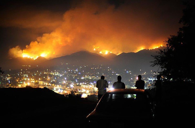 Стотици пожарникари се борят с бързо разрастващ се пожар край Лос Анджелис