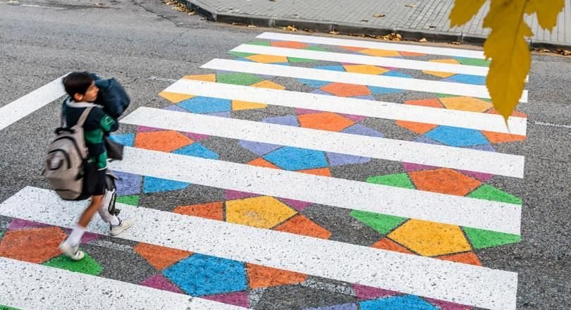 Български художник даде цвят на пешеходните пътеки в Испания