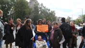 Родители на болни деца протестират, държавата не вижда причина