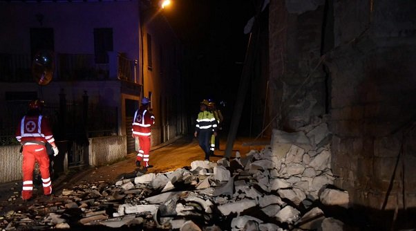 Хиляди италианци прекараха нощта след земетресението на открито