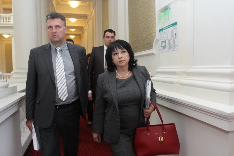 Валентин Николов и енергийният министър Теменужка Петкова в парламента, сн. БГНЕС 