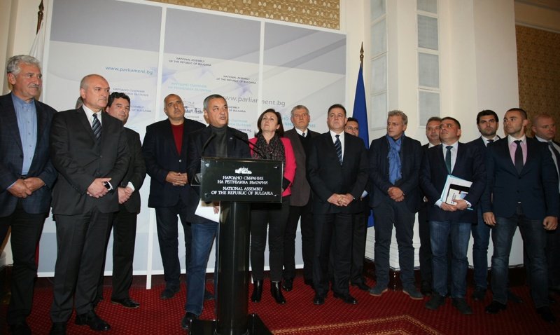 След компромис за ИК коалицията оцеля и обеща да продължава да е "полезна за България"