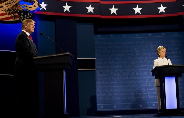 Клинтън спечели и третия дебат с Тръмп, той заплаши, че няма да признае вота