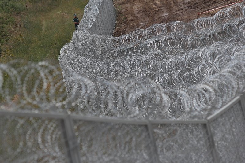 Унгария издига нова ограда за предпазване от мигранти