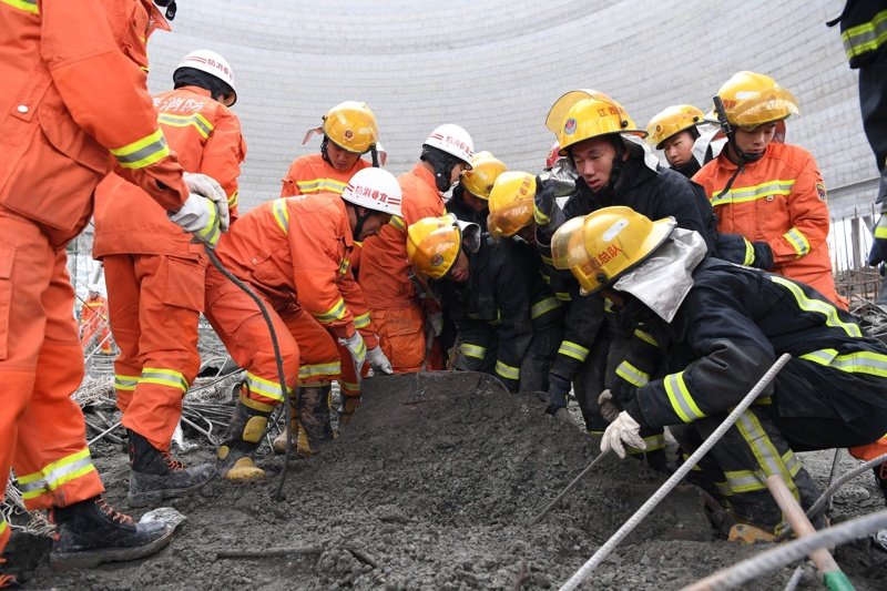 67 загинали при срутване на строителна конструкция в Китай