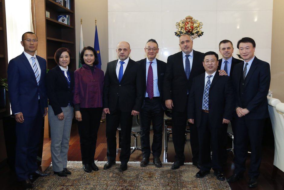 Борисов и заместникът му Томислав Дончев с китайските гости