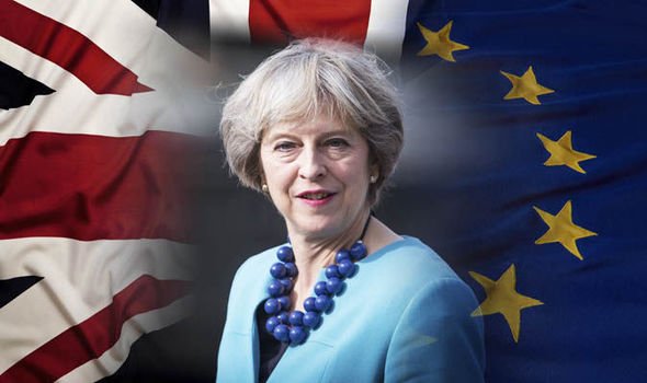 Британският паунд с рекорден спад след коментари на Мей за напускане на единния пазар
