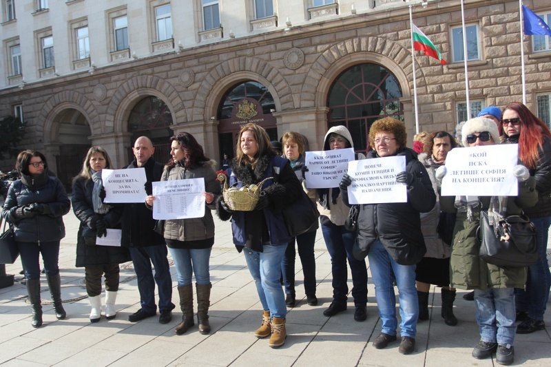 Чистачки от летище София на протест за спиране на концесията