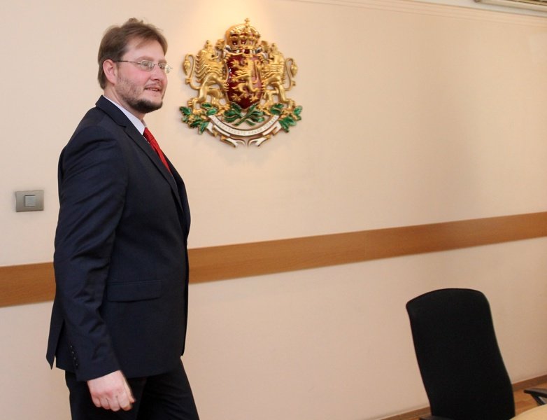 Министър Седларски въвлечен в скандал с изтекъл запис за кадрови рокади