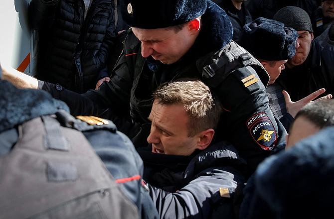 Стотици арестувани на протести срещу корупцията в Русия