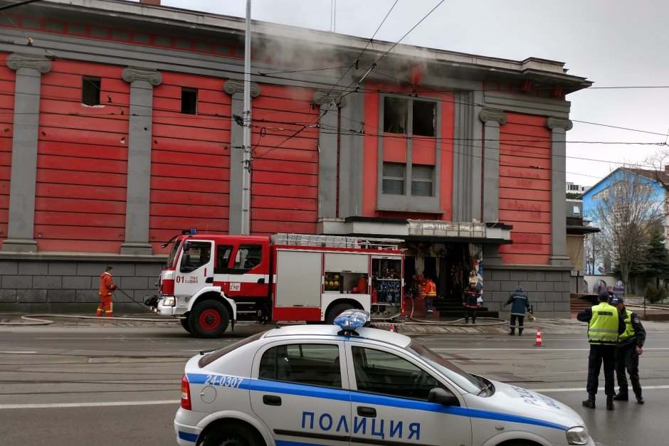 Пожар горя в сградата на бившето кино "Възраждане"
