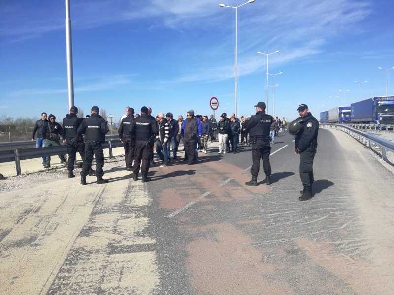 "Патриоти" и полиция пазят границата с Турция