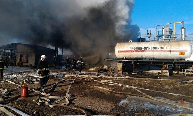 Пожар бушува във взривен оръжеен склад в Източна Украйна