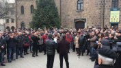 Митинг подкрепи отец Кортези и поиска от президента да защити Конституцията