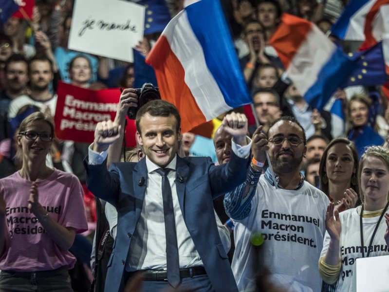 Макрон води в социологическите проучвания за президентските избори във Франция