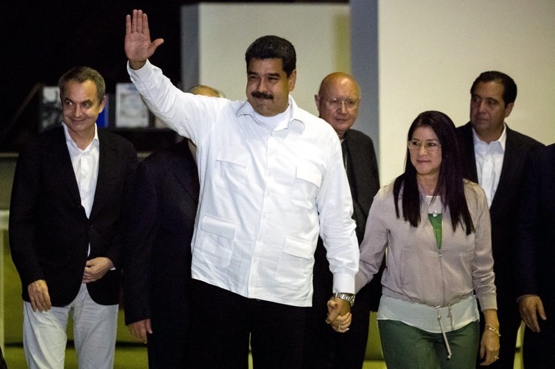 Президентът на Венецуела пробва да потуши протестите с ново увеличение на заплатите