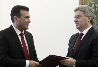 Зоран Заев (ляво) получава мандата за съставяне на правителство от президента Георге Иванов.