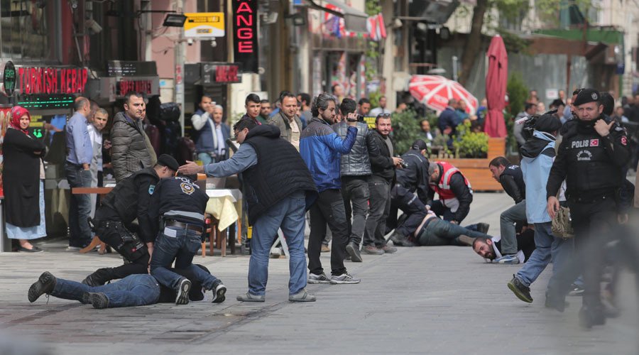 Сблъсъци между полицията и първомайски демонстранти в Истанбул