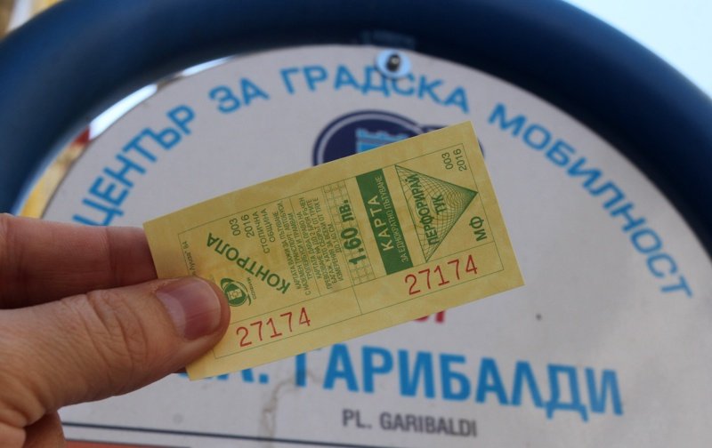 Кондуктори вече продават билети в автобусите от летището в София