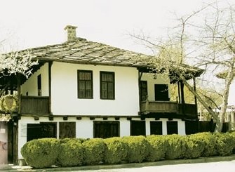 Къща-паметник на културата се срути в близост до туристи в Карлово