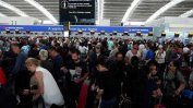 Стотици пътници на "Бритиш еъруейз" и тази нощ чакаха на летище "Хийтроу"