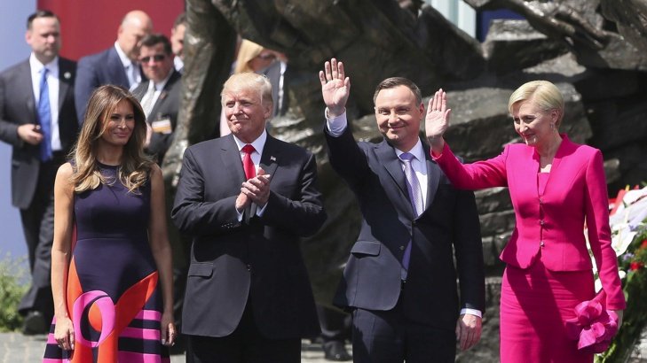 Жената на полския президент учи Тръмп да спазва протокола