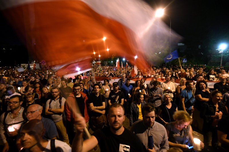 Кадър от протестите във Варшава 