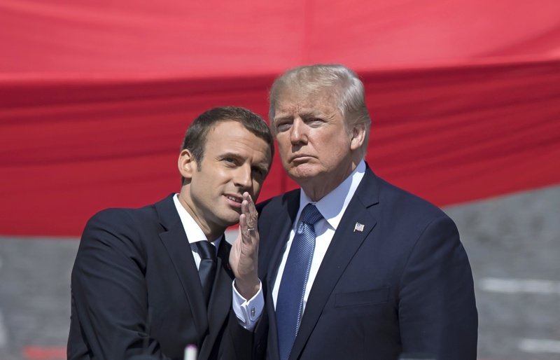 В "Деня на Бастилията" Макрон и Тръмп се прегърнаха на парада в Париж