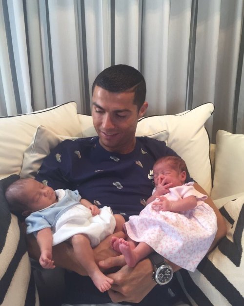 Кристиано Роналдо показа близнаците си