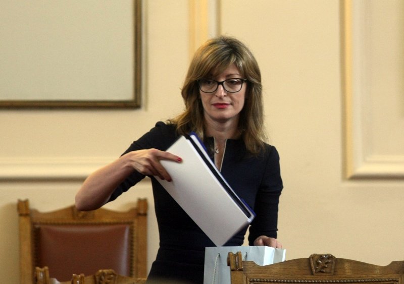 Екатерина Захариева е против забрана върху външното финансиране на магистратски организации