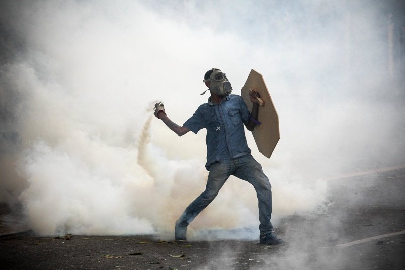 Двама души са загинали при протести във Венецуела