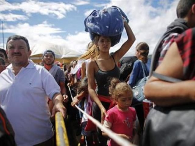 Разтревожени за бъдещето си, хиляди венецуелци пристигат всеки ден в Колумбия