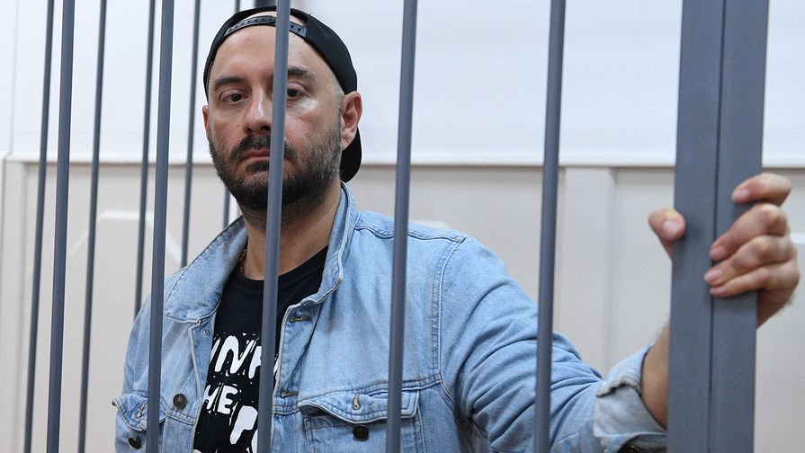 Съд в Москва остави под домашен арест прочут режисьор; отвън скандираха "Позор!"