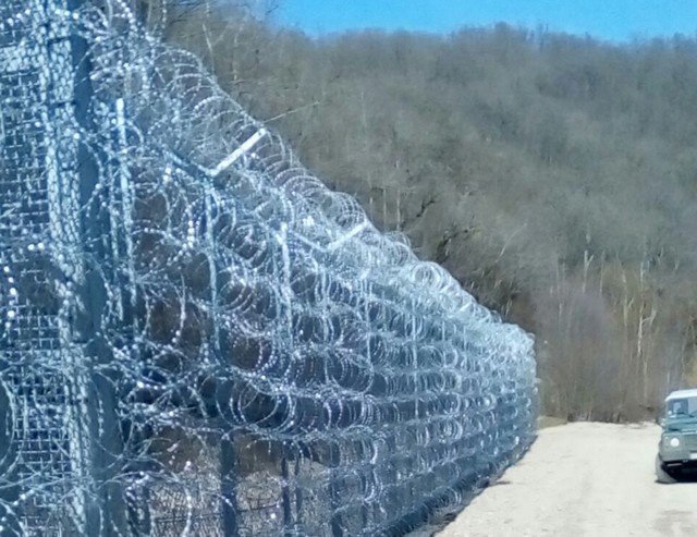 ББС: Мигрантите влизат в България по стълби през оградата с помощта на граничните полицаи