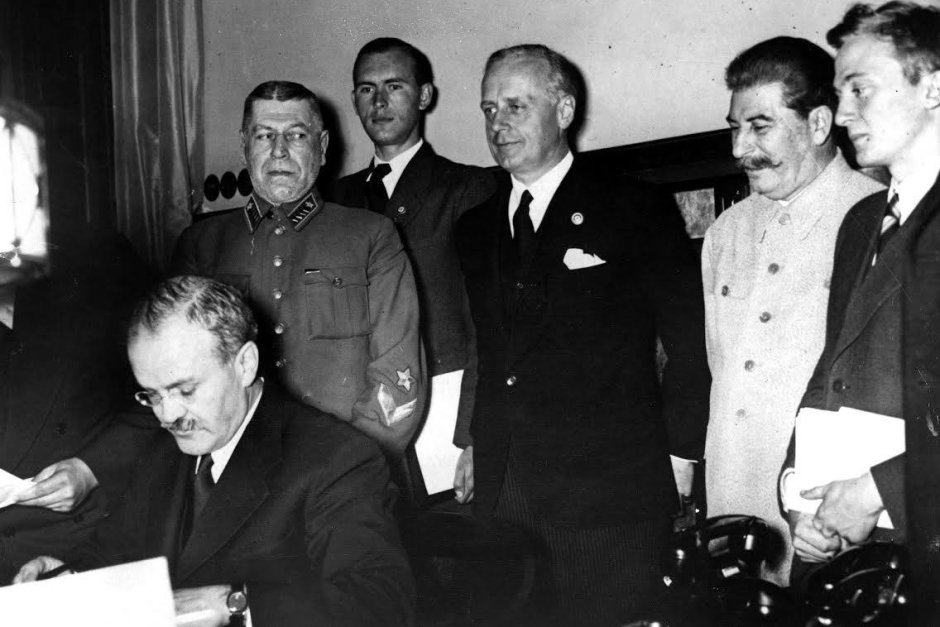 На 23 август 1939: Съюзът между Сталин и Хитлер подпалва Втората световна война
