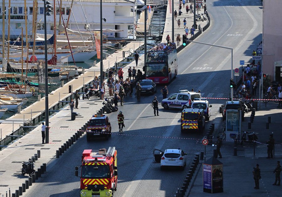 Мъжът, блъснал кола в спирки в Марсилия, не е терорист