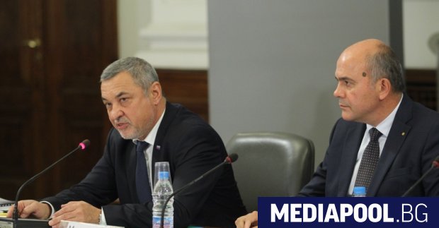 Вицепремиерът Валери Симеонов и Министър Бисер Петков по време на